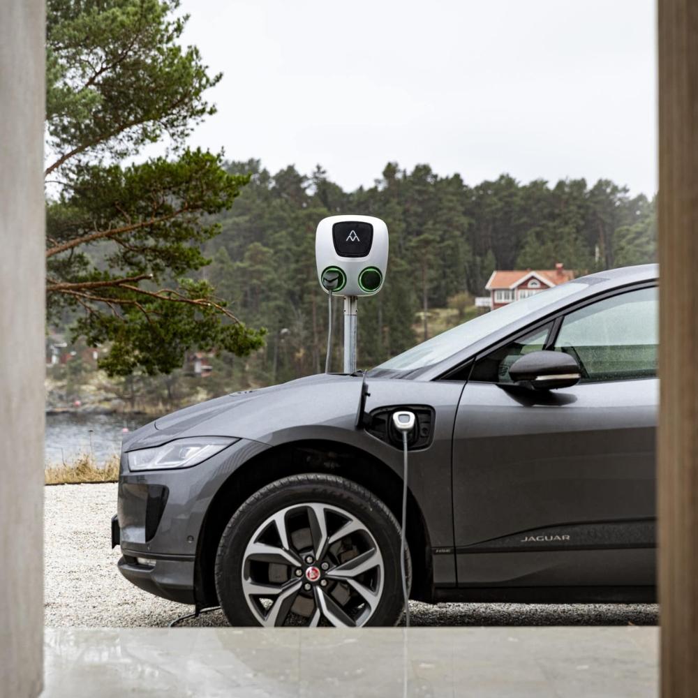 Dvojitá nabíječka pro elektromobily s WiFi 2 x 22 kW Charge Amps Aura Twin Socket s referencí 130909 od značky CHARGE AMPS